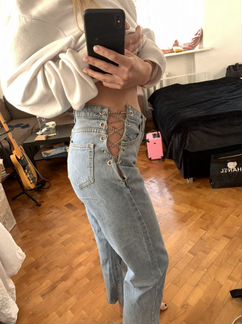 Модные джинсы с разрезами и цепочкой