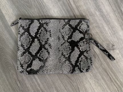Кожаный чёрный клатч с отделкой под змею