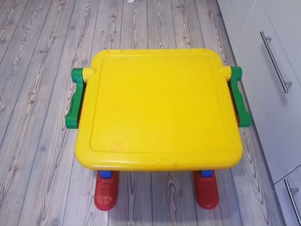 Столик с доской для рисования