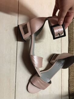 Кожаные босоножки 38