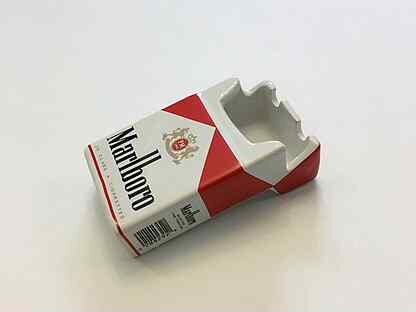 Пепельница мальборо пачка. Пустая пачка сигарет. В руке сигаретной пачки. Пустые пачки из под сигарет. Пепельница пачка сигарет.