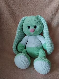 Вязаный плюшевый зайка