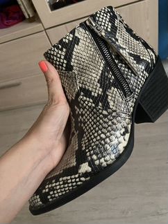 Ботильоны казаки кожаные серые с чёрным под змею